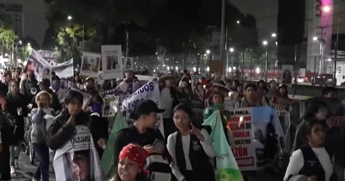 Famílias de desaparecidos marcham em direção ao estádio do México em meio à abertura da Copa