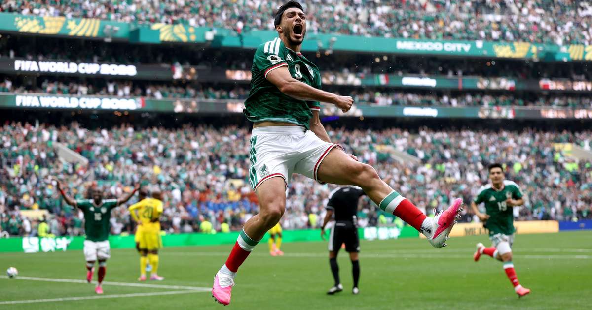 Atacante mexicano que chorou com gol na estreia quase perdeu a vida por fratura no crânio após choque com zagueiro brasileiro