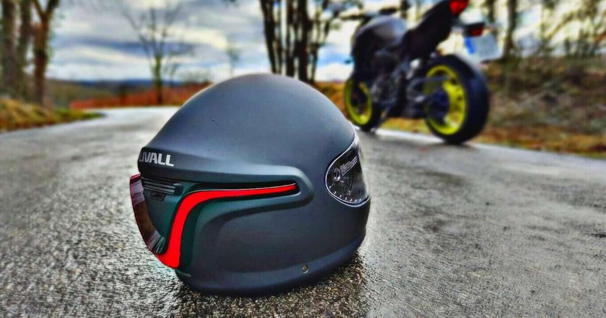 Por que encontrar um capacete de moto no meio da rua é um sinal que não deve ser ignorado
