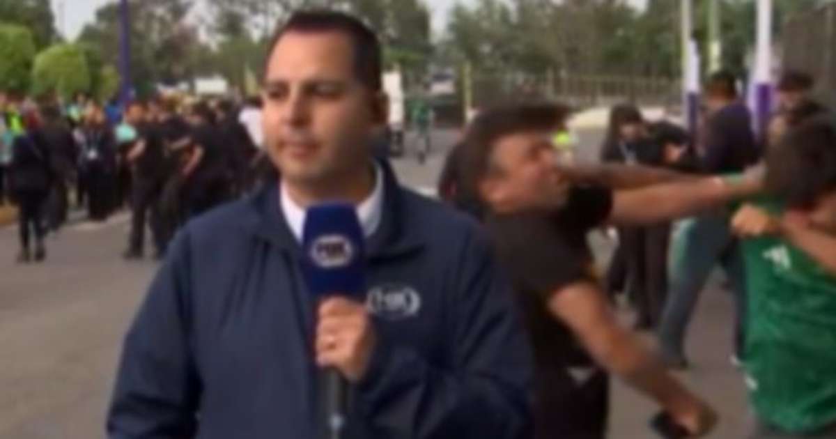 Vídeo: torcedores do México trocam socos durante entrada ao vivo de TV