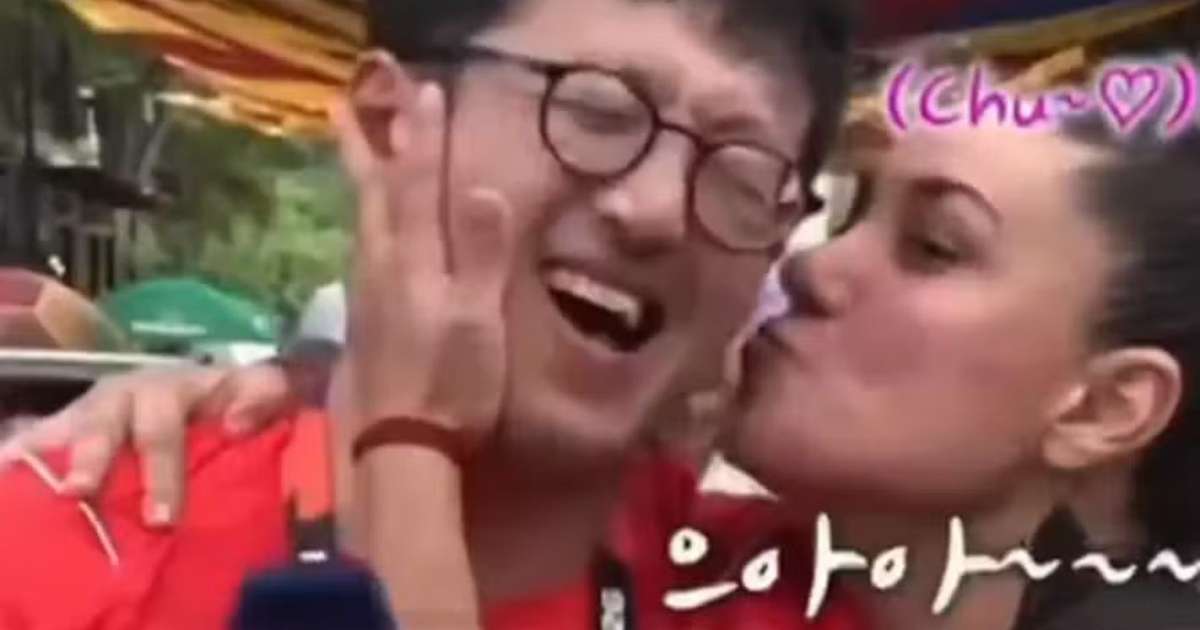Repórter sul-coreano é surpreendido e ganha beijo de torcedora mexicana ao vivo: 'Gracias'