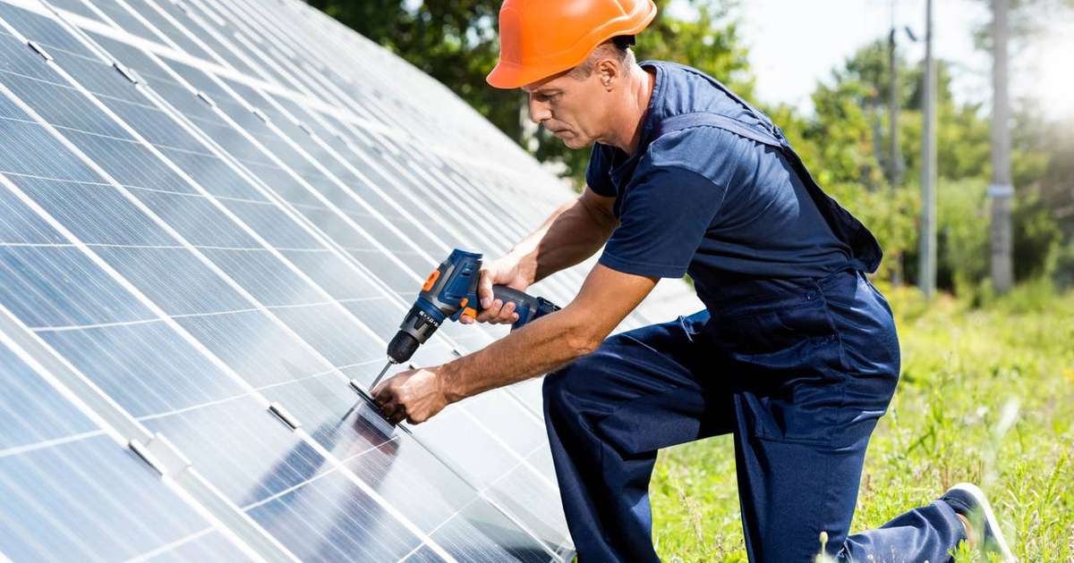 Entenda como funciona a geração de energia solar em rodovias