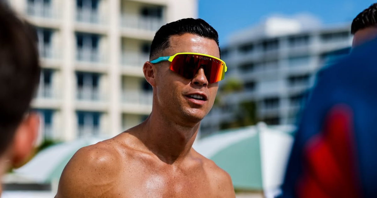 Cristiano Ronaldo exibe shape musculoso em foto de sunga durante treino de Portugal