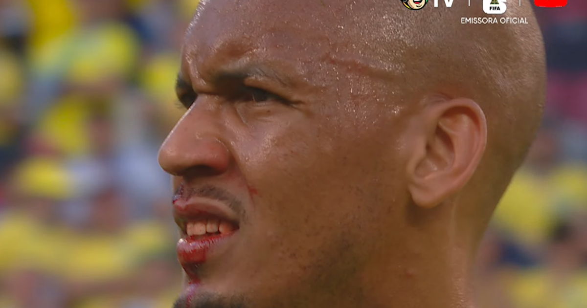 Fabinho deixa campo com rosto sangrando, mas volta para defender a Seleção Brasileira
