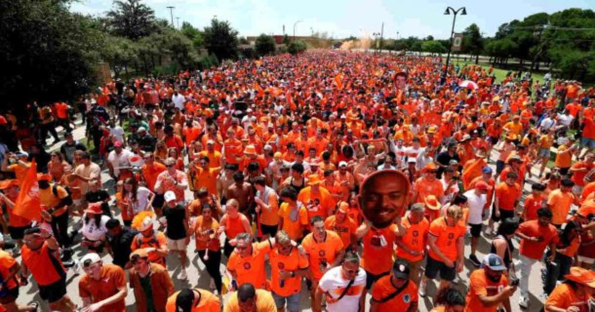 Torcida da Holanda faz festa em Dallas antes da estreia na Copa do Mundo