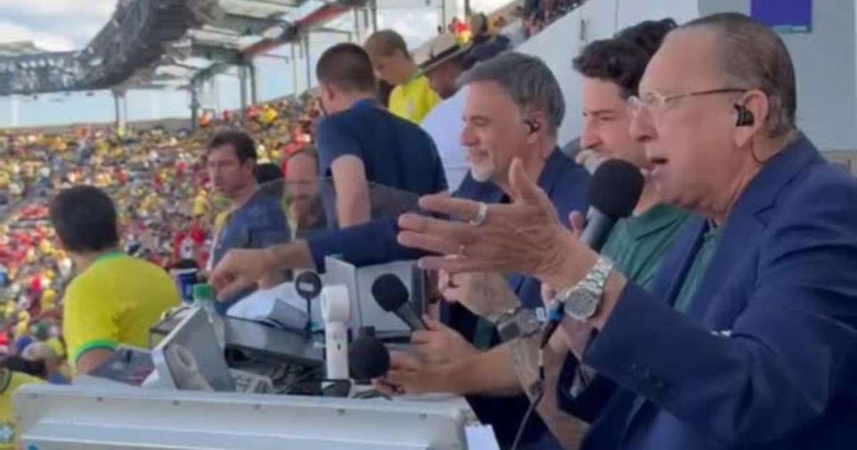 Presença de talismã e reclamação de lugar: como foi a estreia de Galvão Bueno no SBT