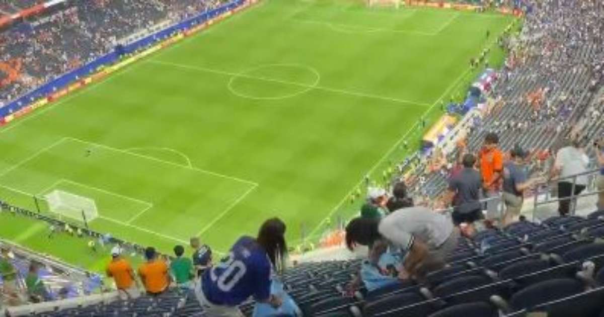 Torcedores japoneses limpam estádio após empate diante da Holanda na Copa do Mundo