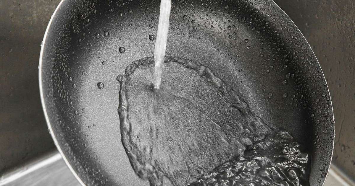 A ciência por trás de passar um cubo de gelo na panela quente antes e depois de preparar os alimentos