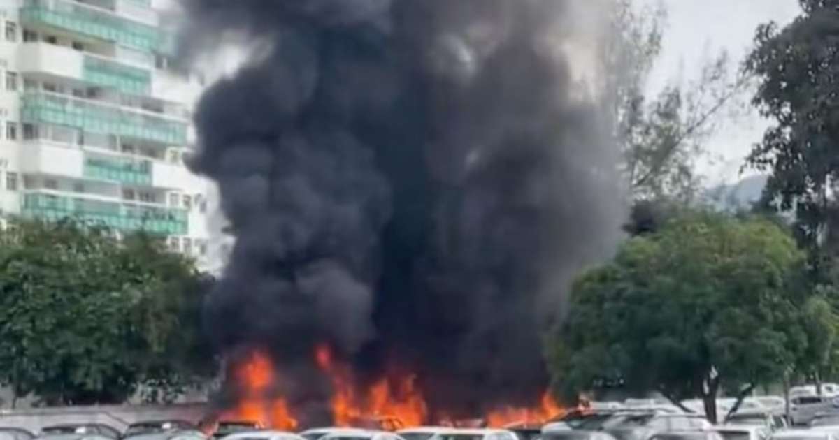 Queda de helicópteros destrói 20 carros da BYD; baterias tornaram controle do incêndio mais difícil