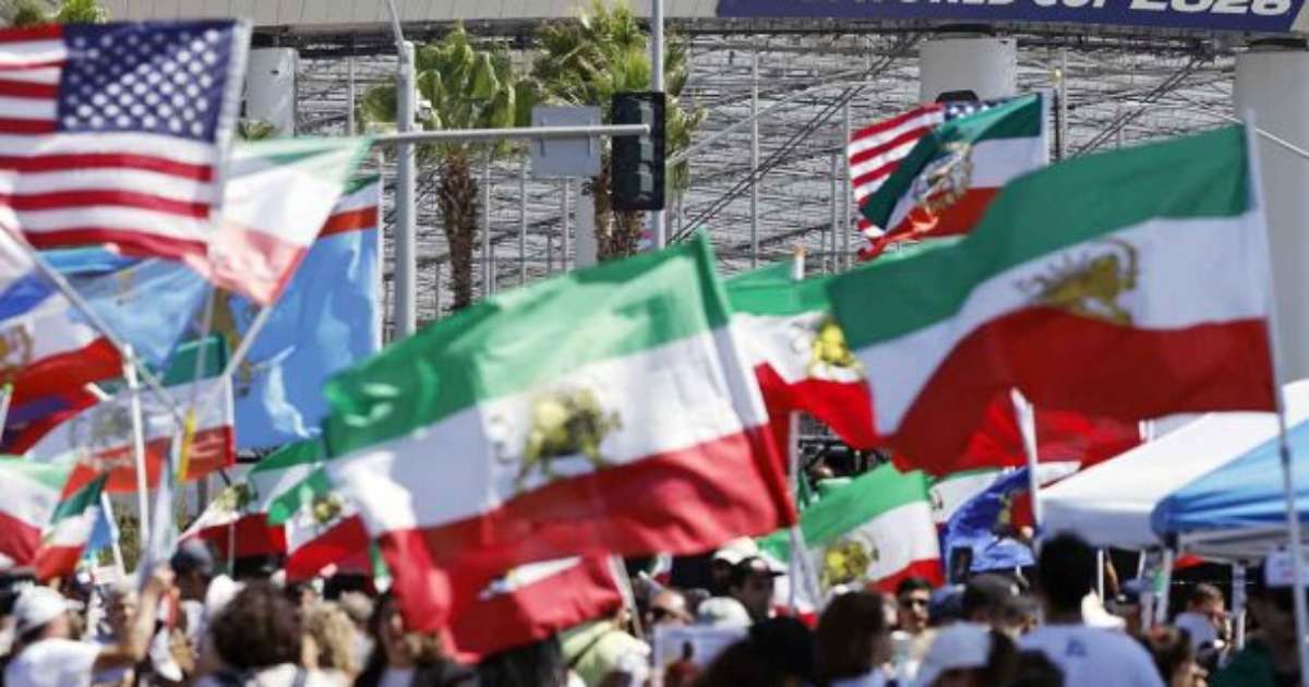 Grupo protesta contra seleção do Irã antes da estreia na Copa do Mundo