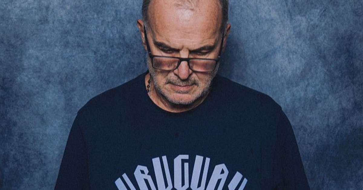 Bielsa explica o motivo de olhar para baixo em fotos oficiais da Copa do Mundo