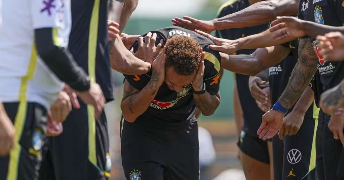 Neymar participa de treino com bola da Seleção e é 'batizado' por companheiros