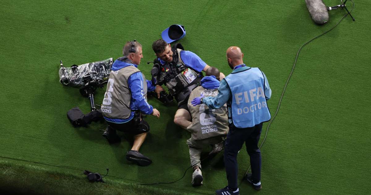 Zagueiro do Uzbequistão 'atropela' cameraman em partida contra a Colômbia