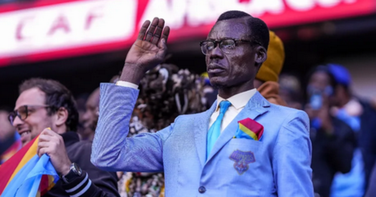 Por que o torcedor símbolo da RD Congo fica imóvel como uma estátua durante jogos? Conheça a história