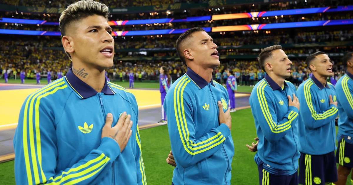 Torcida colombiana impressiona em execução do hino em jogo contra Uzbequistão