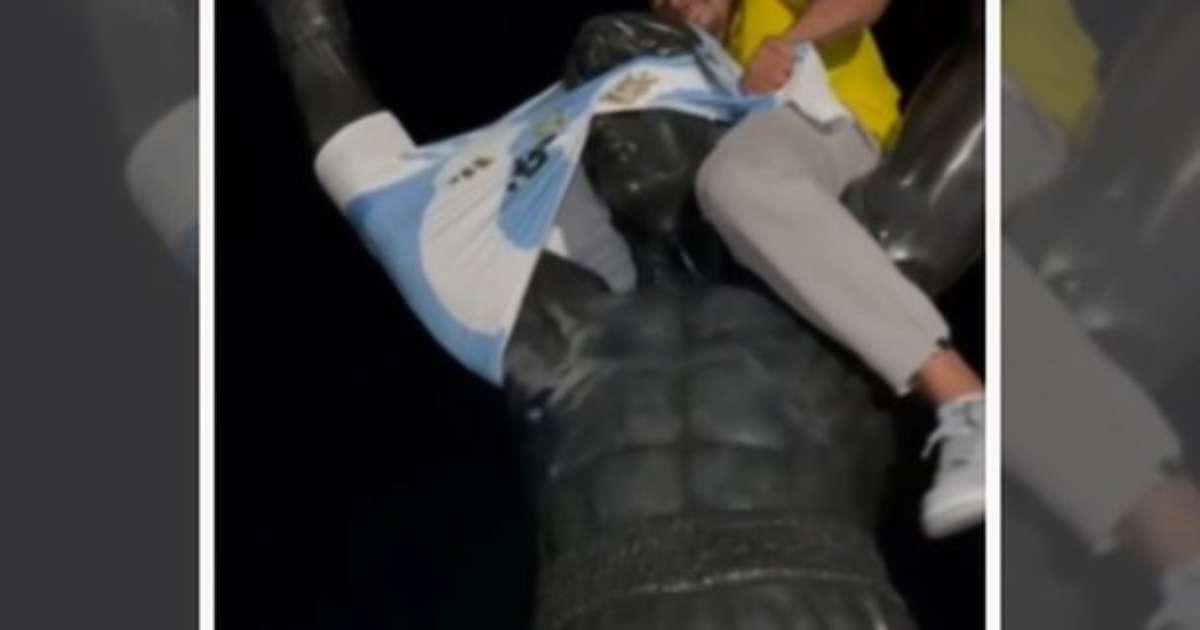 Maldição de Filadélfia: torcedor brasileiro veste estátua de Rocky Balboa com camisa da Argentina