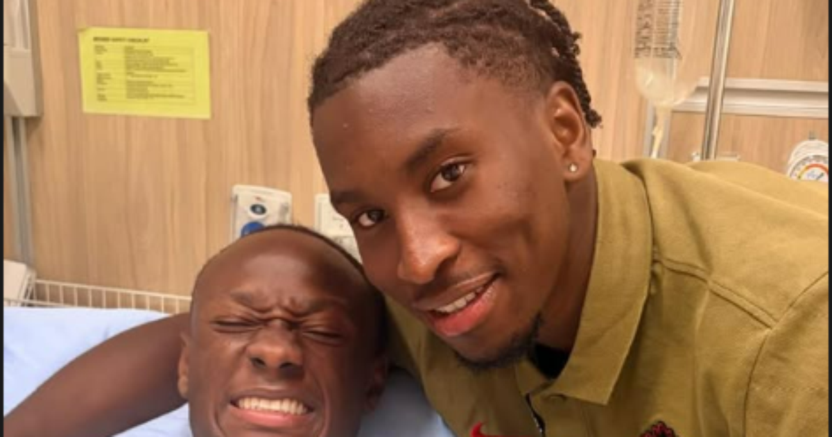 Após quebrar a perna, Koné registra foto na cama de hospital