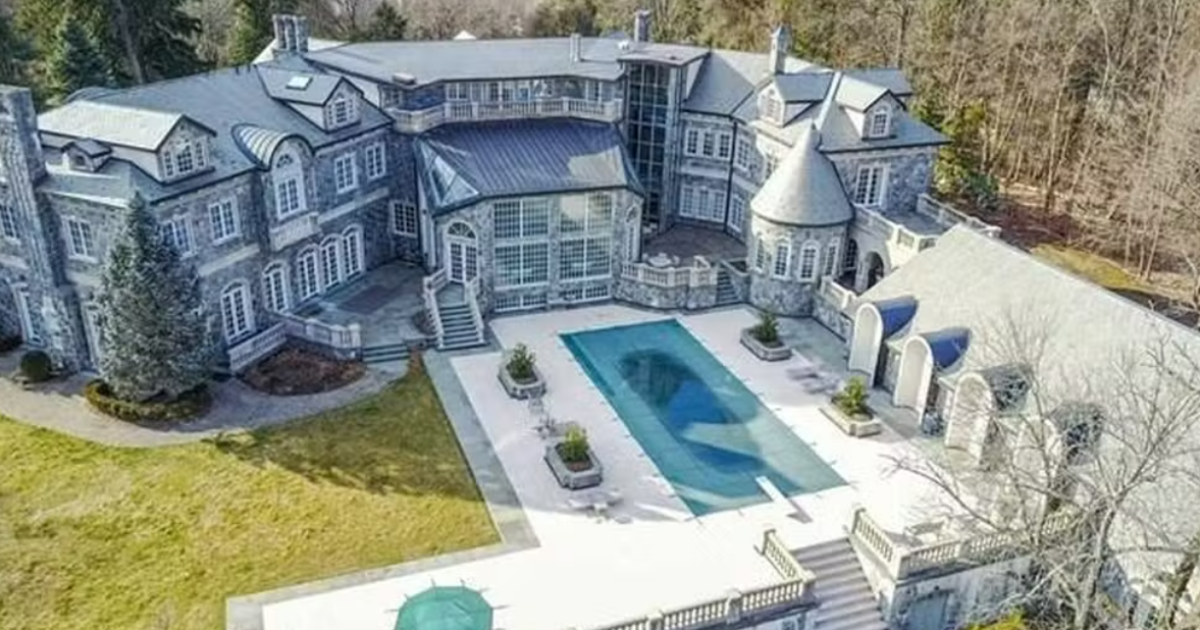 'Castelo' de R$ 55 milhões alugado por Vini Jr. nos EUA é inspirado em Palácio de Inverno russo; veja