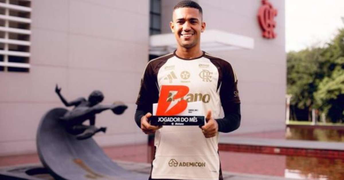 Craques do Flamengo recebem prêmios de melhor do mês de maio! Confira