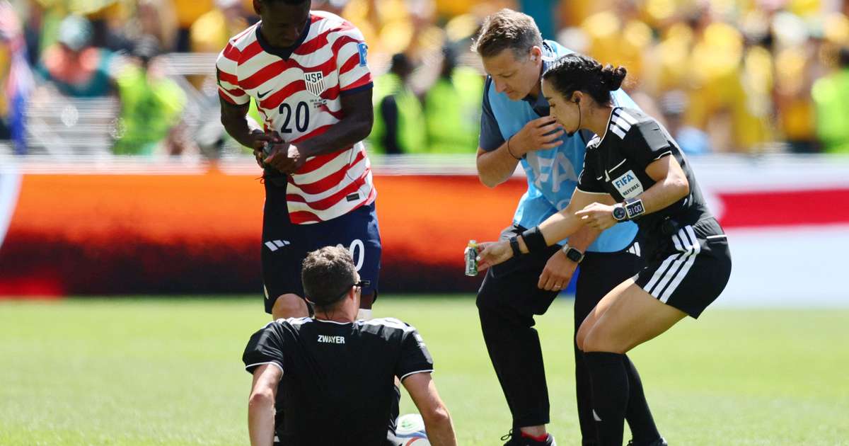 Árbitro sente cãibra e bebe suco de picles durante jogo da Copa; entenda