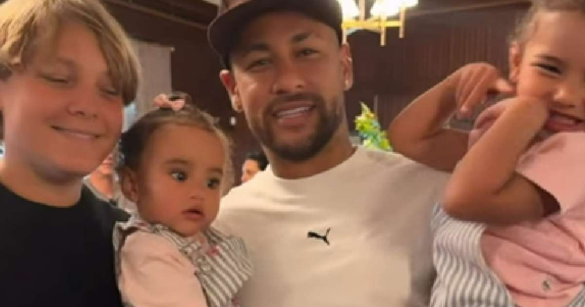 Neymar aproveita folga na Copa com a família e curte momento com filhos