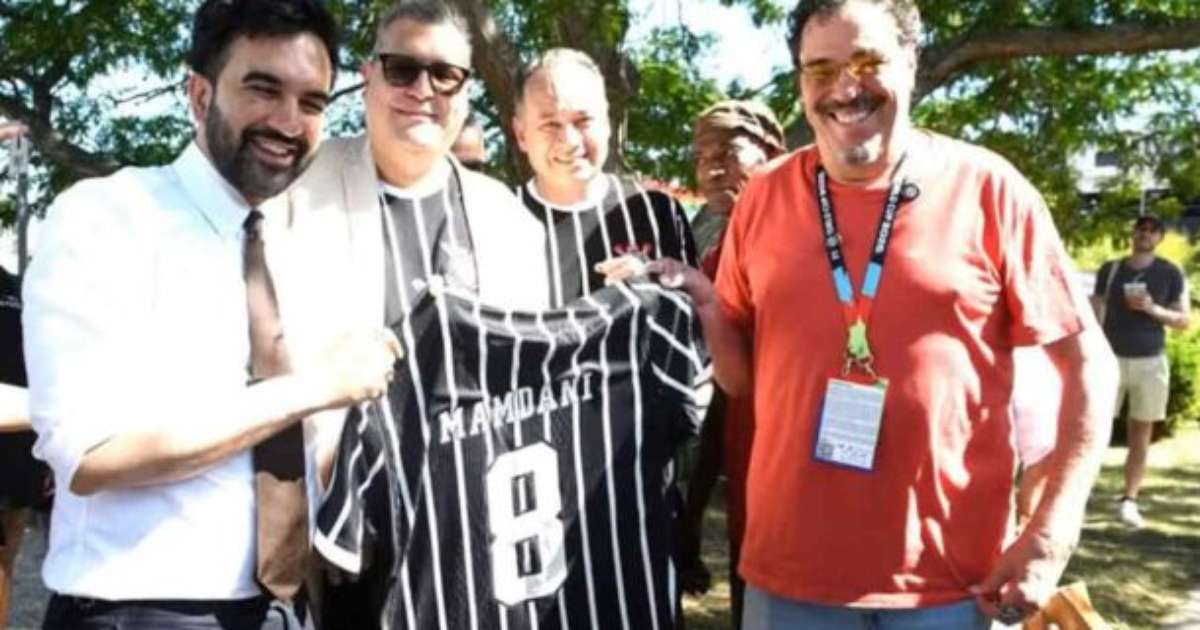 Prefeito de Nova York é homenageado com camisas do Corinthians após referências a Sócrates