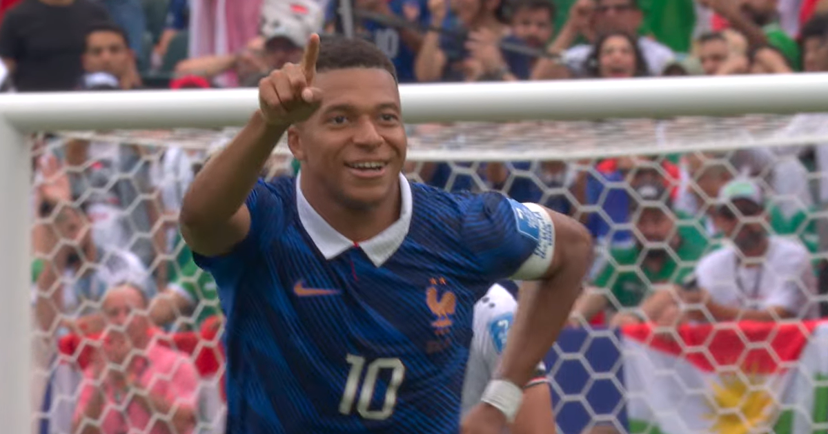 Após mais de 1 hora de jogo interrompido, Mbappé marca dois em seu 100º jogo pela França, que vence e se classifica à próxima fase da Copa
