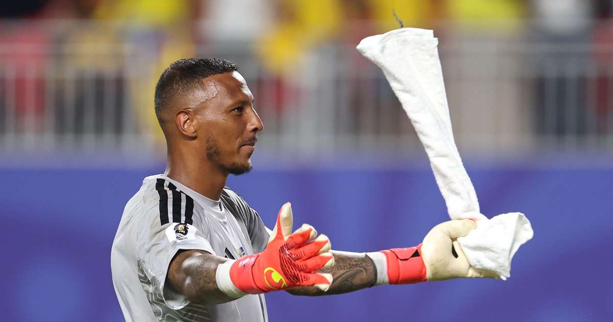 Goleiro de Curaçao brinca após atuação contra o Equador: "Finalmente tenho mais seguidores que minha mulher"
