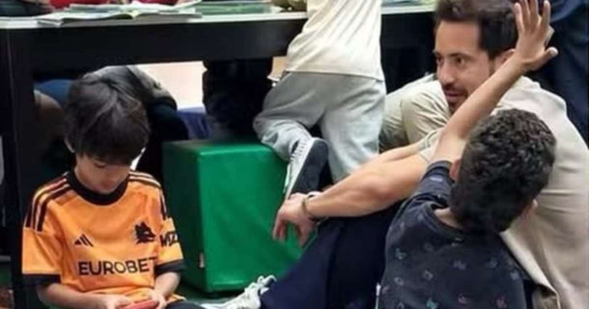 Everton Ribeiro entra na febre da Copa e leva filhos para trocar figurinhas em shopping do Rio
