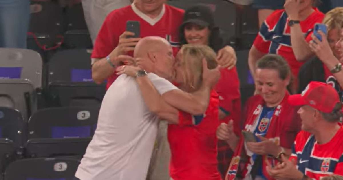 Beijo na arquibancada: Solbakken celebra vitória da Noruega contra Senegal