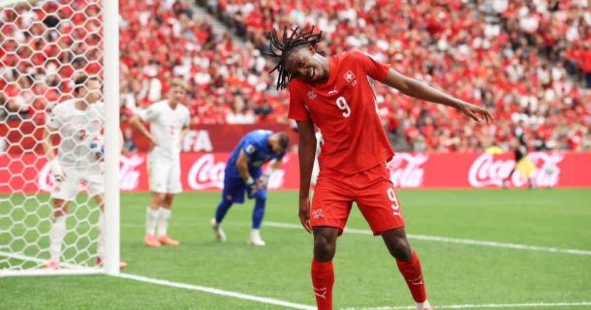 Joia brilha mais uma vez, Suíça vence Canadá, mas ambos se classificam para o mata-mata