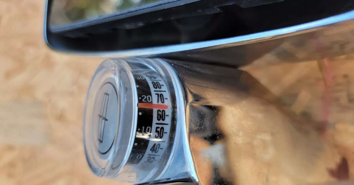 Houve uma época em que ter um termômetro no carro era um verdadeiro luxo: engenhosa invenção no espelho retrovisor resolveu esse problema