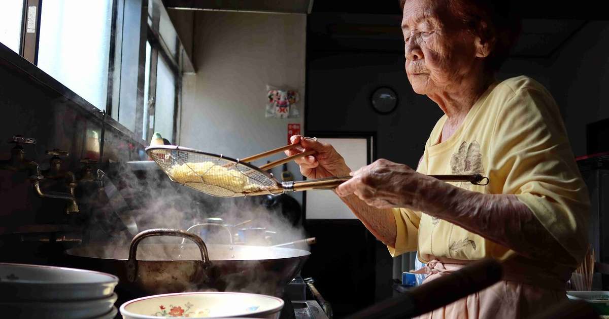 Enquanto muitos pensam em aposentadoria, esta idosa com mais de 100 anos abre seu restaurante todo dia às 11h30 por 60 anos: "Não há problema em se divertir todos os dias, esse é meu estado de espírito"