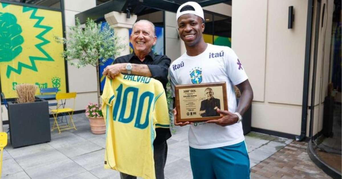 Galvão recebe homenagem de Vini Jr. após 100º gol e alfineta arbitragem: 'Meteram a mão'