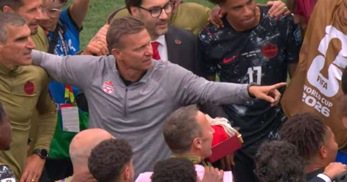 Técnico do Canadá faz discurso emocionante após classificação histórica e diz que jogadores são heróis: 'Mostrando o caráter'