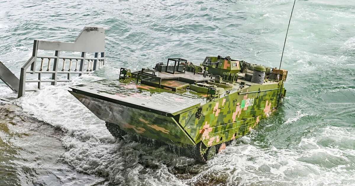 O novo colosso militar da China não é nem um navio nem um veículo todo-terreno; é um tanque-barco imparável