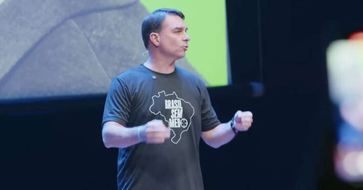 Flávio Bolsonaro se reúne com Javier Milei e diz que brasileiros sentem inveja de 'onda de direita'