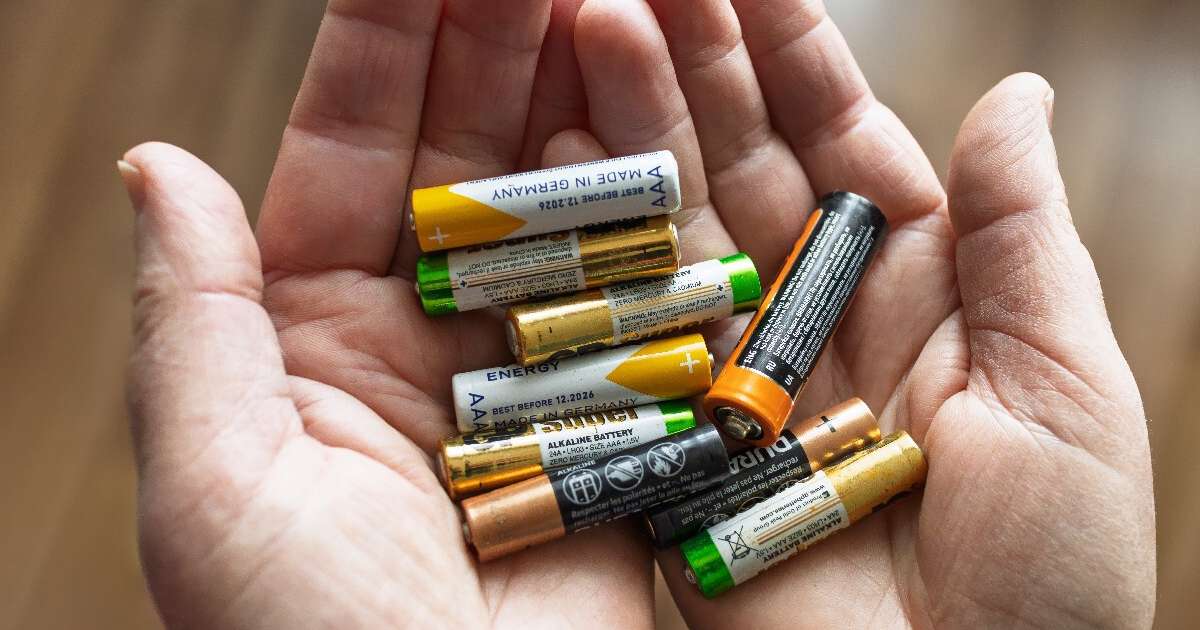 O que significam as letras nas pilhas AA e AAA e o alerta urgente sobre o erro que destrói os seus aparelhos