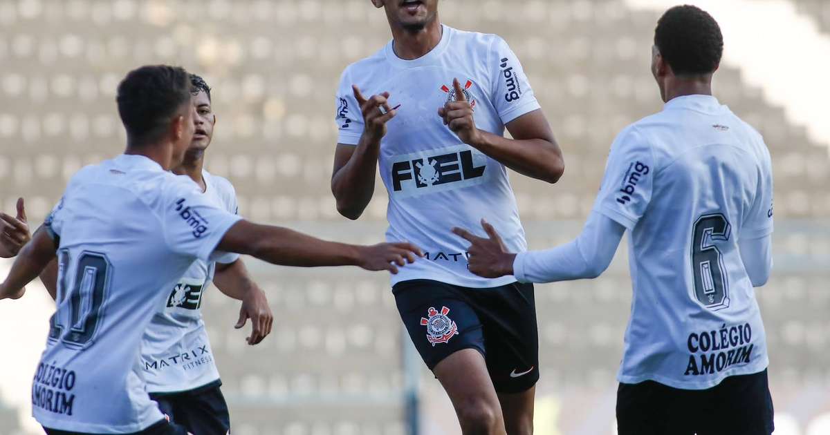 Zagueiro Renato treina afastado no Corinthians enquanto diretoria busca negócio