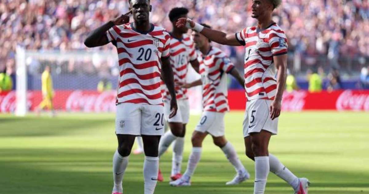 Com um a menos, Estados Unidos vence a Bósnia e avança na Copa