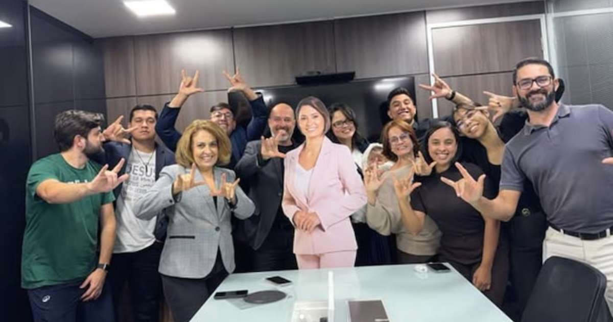 PL Mulher publica imagem com 'Michelle de papelão' após saída da ex-primeira-dama do núcleo