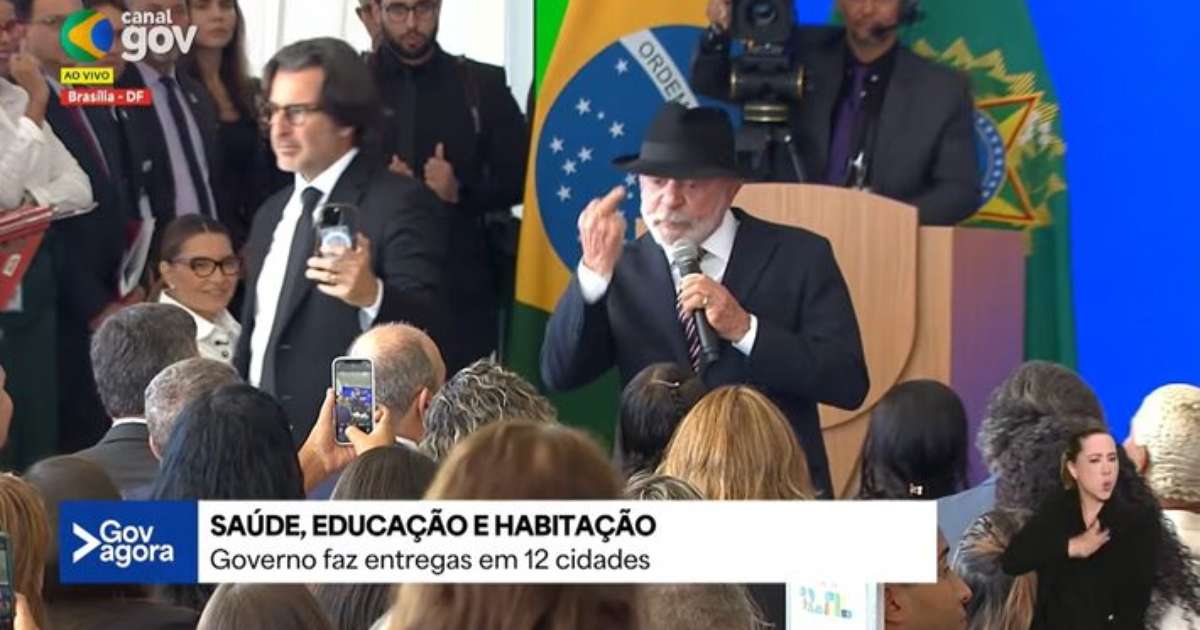 Lula mostra dedo do meio durante discurso no Palácio do Planalto: 'Aqui para eles'