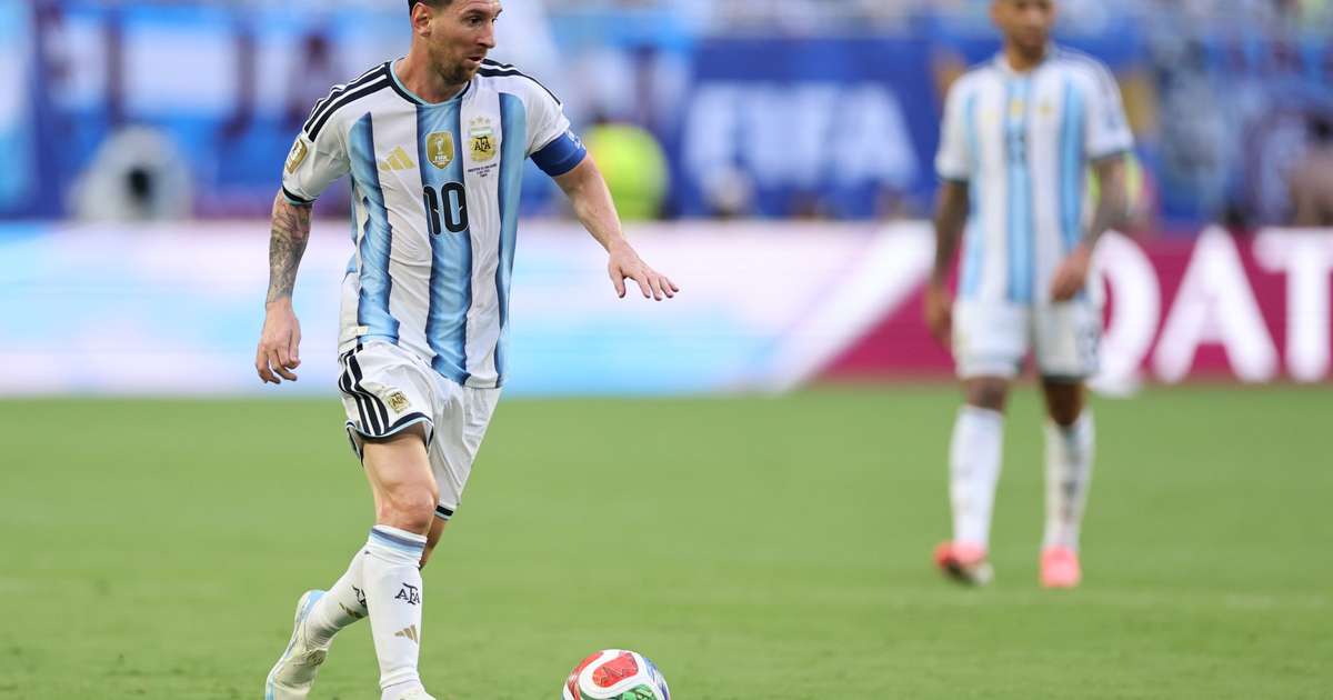 Messi brinca após ser tietado por rivais e comenta "caçada" em vitória da Argentina na Copa do Mundo