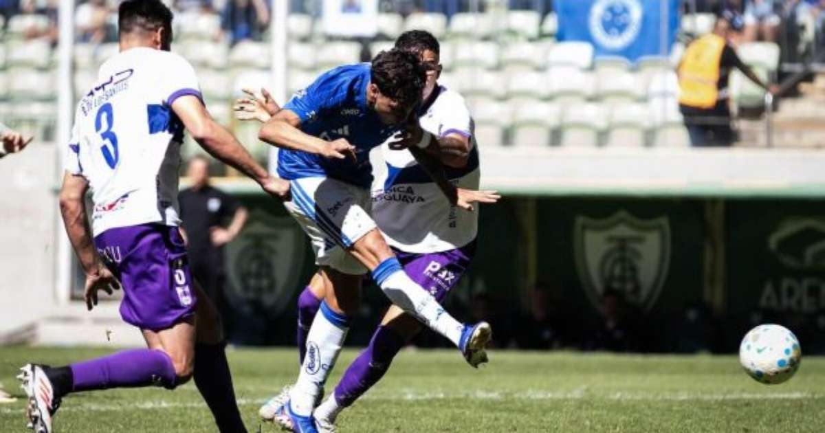 Público empolgado e vitória convincente: Cruzeiro retorna com 2 a 0 sobre o Defensor Sporting