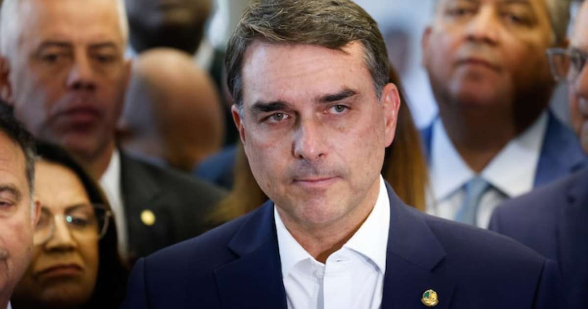 Lula quer tarifaço dos EUA 'porque acha que vai ter retorno político', diz Flávio Bolsonaro
