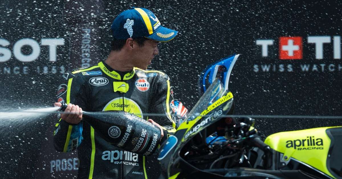 Há quase 60 anos, uma garrafa de champanhe explodiu no pódio; desde então, todos no MotoGP tentam replicar esse acidente