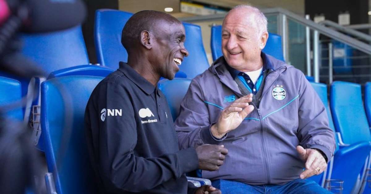 Eliud Kipchoge visita a Arena do Grêmio e encontra Felipão
