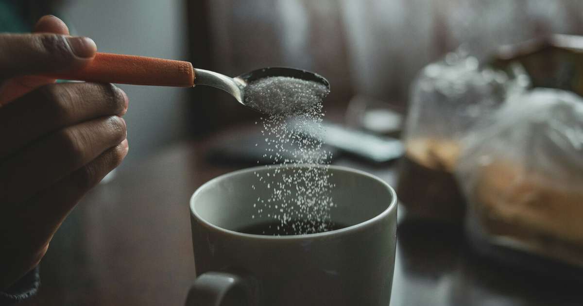Por que algumas pessoas colocam bicarbonato no café? A ciência explica se faz diferença