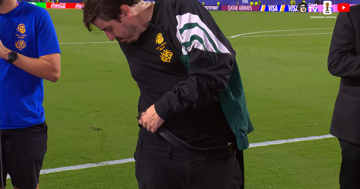 Dh Script Narrador da CazéTV coloca cinto ao vivo após fim de jogo