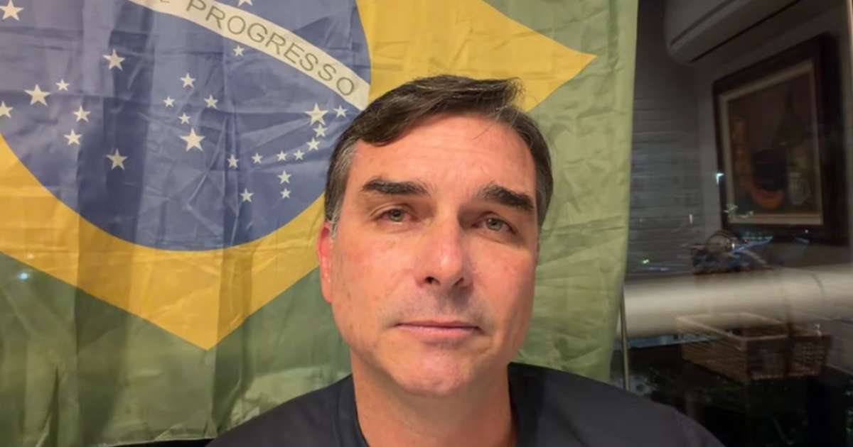 Flávio Bolsonaro aparece com pós-graduação que não fez em páginas oficiais; campanha alega ‘equívoco’